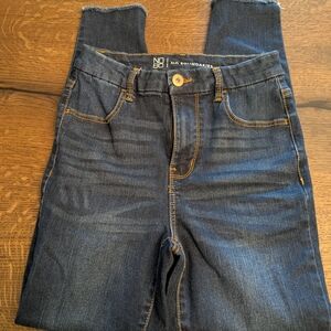 No Boundaries Blue Ankle Cropped Jeans with Slim Fit Raw Hem